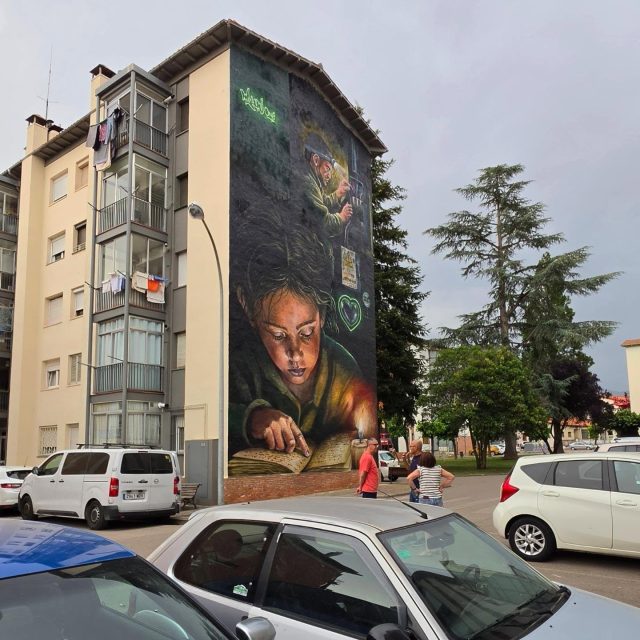 Lampista de Campdevànol
A sido un placer disfrutar de @ajuntamentdecampdevanol , en la compañia de la familia de @grafftech_fest , en esta ocasión me tocó plasmar a los electricistas, han sido 4 dias super enriquecedores, con muy buena compañia, buen trato y buen clima, en un pueblo acogedor y muy bonito de la provincia de Girona,
GRACIAS!!
Gracias a @jaume_junque @maryeta06
Y @vane_new_project por cuidar tan bien de nostros
🧱Plaça Melcior Vaquer Campdevànol (Girona)🧱