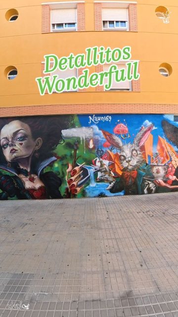 Detallitos Wonderfull
Dicen que, en algún rincón de la ciudad, existe un muro que solo aparece cuando alguien pinta con el corazón.
Una tarde, encontre un bote de spray abandonado. Al agitarlo, en lugar del sonido de la bola metálica, escuche una voz:
—Si te atreves a pintar, sígueme.
Había entrado en el País de los Detallitos Wonderfull, Las calles eran un museo sin reglas. Los semáforos llevaban pegatinas, las señales estaban convertidas en obras de arte y los trenes viajaban cubiertos de color.
El Conejo Blanco iba siempre con una mochila llena de sprays y repetía:
—¡Date prisa! ¡La pared perfecta no espera a nadie!
El Sombrerero Loco era un viejo escritor de graffiti. Su sombrero estaba hecho con boquillas de todos los tamaños y conocía miles de estilos: bubble, wildstyle, throw-up, 3D, old school y lettering y me dijo
—No importa el muro que elijas, sino la historia que dejes sobre él.
Pero no todo era libertad.
La Reina Roja gobernaba la ciudad con pintura gris. Su ejército borraba cualquier mural que encontrara.
—¡Todo debe ser igual! ¡Nada de color! —gritaba mientras cubría los muros con rodillos.
Asi que nos reunimos todos los artistas del barrio.
Había ilustradores, muralistas, escritores de graffiti, tatuadores, skaters, músicos y fotógrafos.
Cada uno aportó un color.
Cada uno pintó una idea.
Cada uno dejó un mensaje.
Cuando terminaron, el gran muro gris se convirtió en una explosión de creatividad.
No hablaba de nombres.
No hablaba de fama.
Hablaba de libertad, respeto, imaginación y de que una ciudad sin arte pierde parte de su alma.
La Reina Roja intentó volver a taparlo.
Pero cuanto más gris pintaba, más color aparecía.
Comprendió que el arte urbano no nace de la pintura.
Nace de las personas.
Desde entonces, cuentan que quien encuentre aquel muro podrá entrar en Detallitos Wonderfull
🧱c/Antonios 40 El Ejido🧱