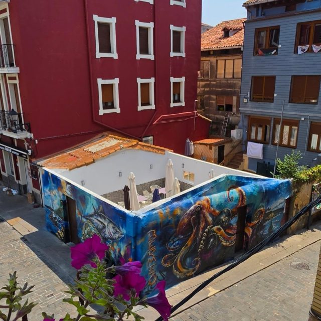 Os dejo mi vista a @hamburgueseria_izokin en Bermeo, para hacer un guiño a la fauna marina y al pueblo pesquero tan bonito que poseen,en @bermeoudala, espero que os guste y apuntar este pueblo para visitar, es muy bonito!!
🧱Aurrekoetxea Kalea N20 Bermeo🧱
#bermeo #puebloconencanto #hamburgeseriaizokin #nauni69