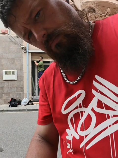 Mi visita a mis amigos de @delyart_com , me dejaron dar color a su cierre,
🧱Carrer General (Bell-lloc d'Urgell, Lleida)🧱