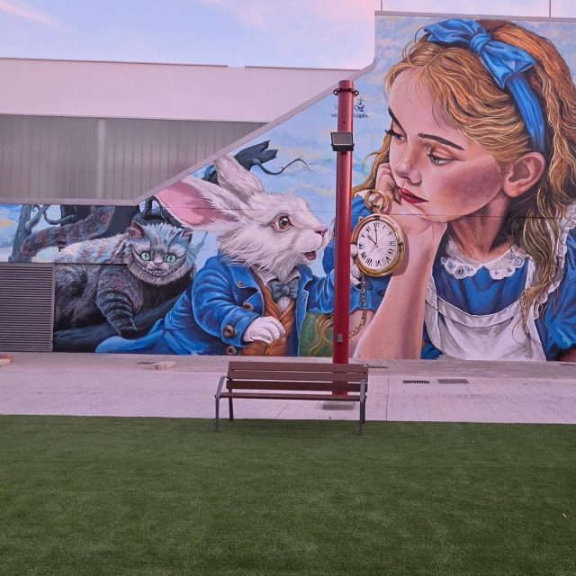 Este a sido el resultado de la visita al Patronato de discapacidad La Rinconada en el centro multiusos y de rehabilitación de Torrepavas de la @ayuntamiento_de_la_rinconada , este mural con tematica literaria que hemos elegido de Alicia en el pais de las Maravillas, creo que va muy bien con la ubicación y con mis amigos y amigas del centro, que he disfrutado de su compañia estos dias, gracias por todo!!
Este proyecto hemos trabajado sobre el entorno, temática y diseño final de la mano de @lienzos_urbanos
Un placer como siempre, @merchimbr @raquel_vega_coca gracias! @belledalopez
🧱C/ Tres de Abril de los Ayuntamientos Democráticos, nº 29, ( La Rinconada, Sevilla)🧱
#aliciaenelpaisdelasmaravillas #larinconada #nauni69 #nauni