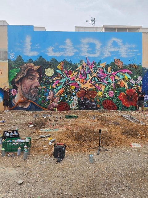 Asi quedo el mural junto a mi hermano @juxa_ljda , gracias por la visita y vuelve pronto jamio
Hemos estado dos dias con un poco de lluvia cuidando nuestro jardín,
🧱C/ Vergi 31 ( El Ejido)🧱
Con los jardineros
@nauni69
@juxa_ljda
@helix.graff